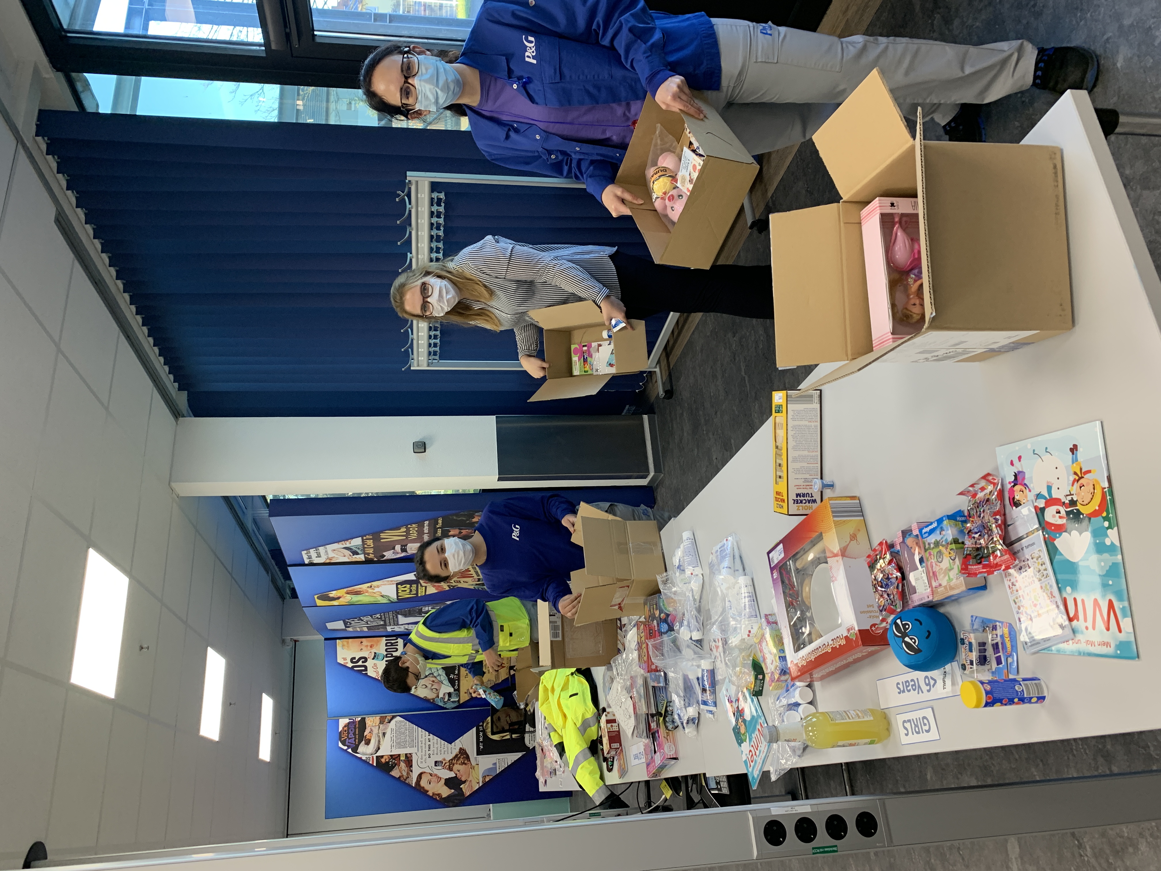 Procter & Gamble Mitarbeiter packen Weihnachtsgeschenke für Kinder in Not