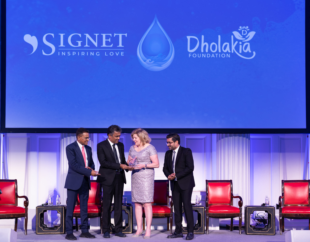 signet ceo gina drosos receives recognition on stage