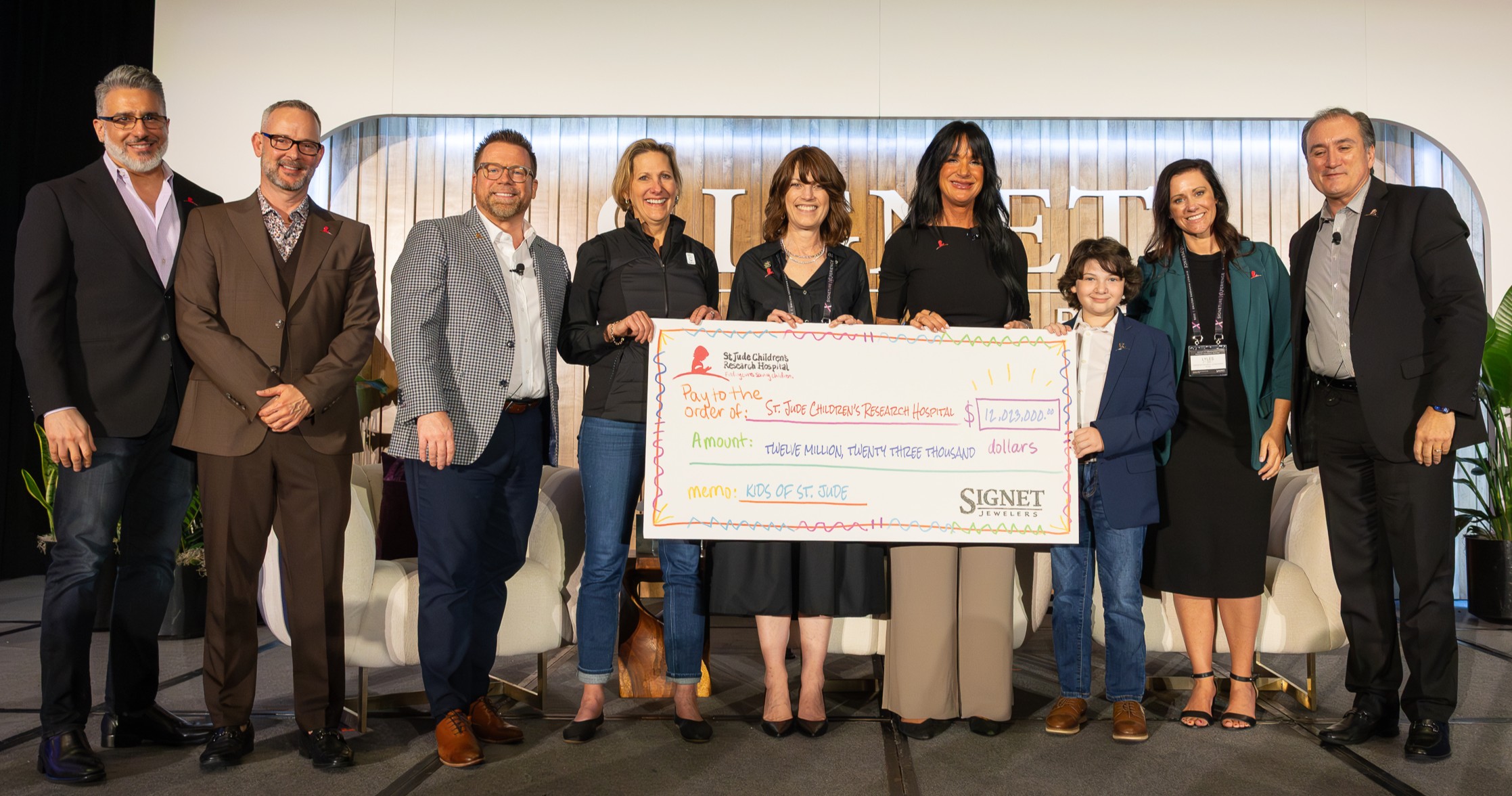 leaders of signet jewelers brands present check to saint jude patient and saint jude leaders